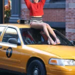 Адриана Лима на крыше желтого такси в фотосессии для Victoria’s Secret